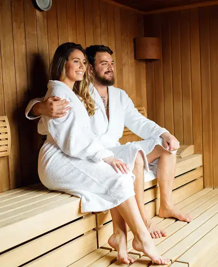 couple détente sauna heureux
